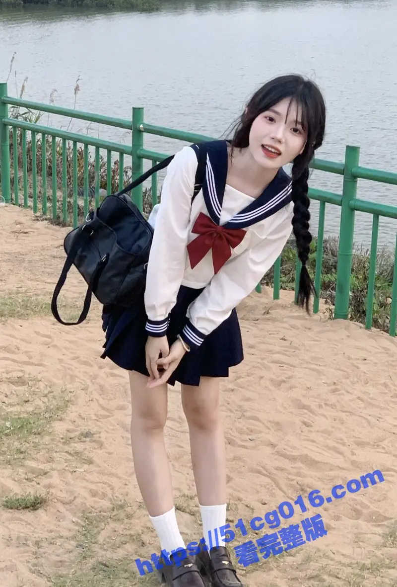 江苏昆山清纯恋父癖厂妹 给经理大叔舔脚啪啪 超嫩无毛白虎美鲍一线天 无套抽插看着都紧! 图1