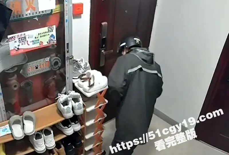 南通拆迁房小区 半夜惊现变态男 蹲守民宅狂舔女户主高跟鞋 五分钟监控视频流出! 图6