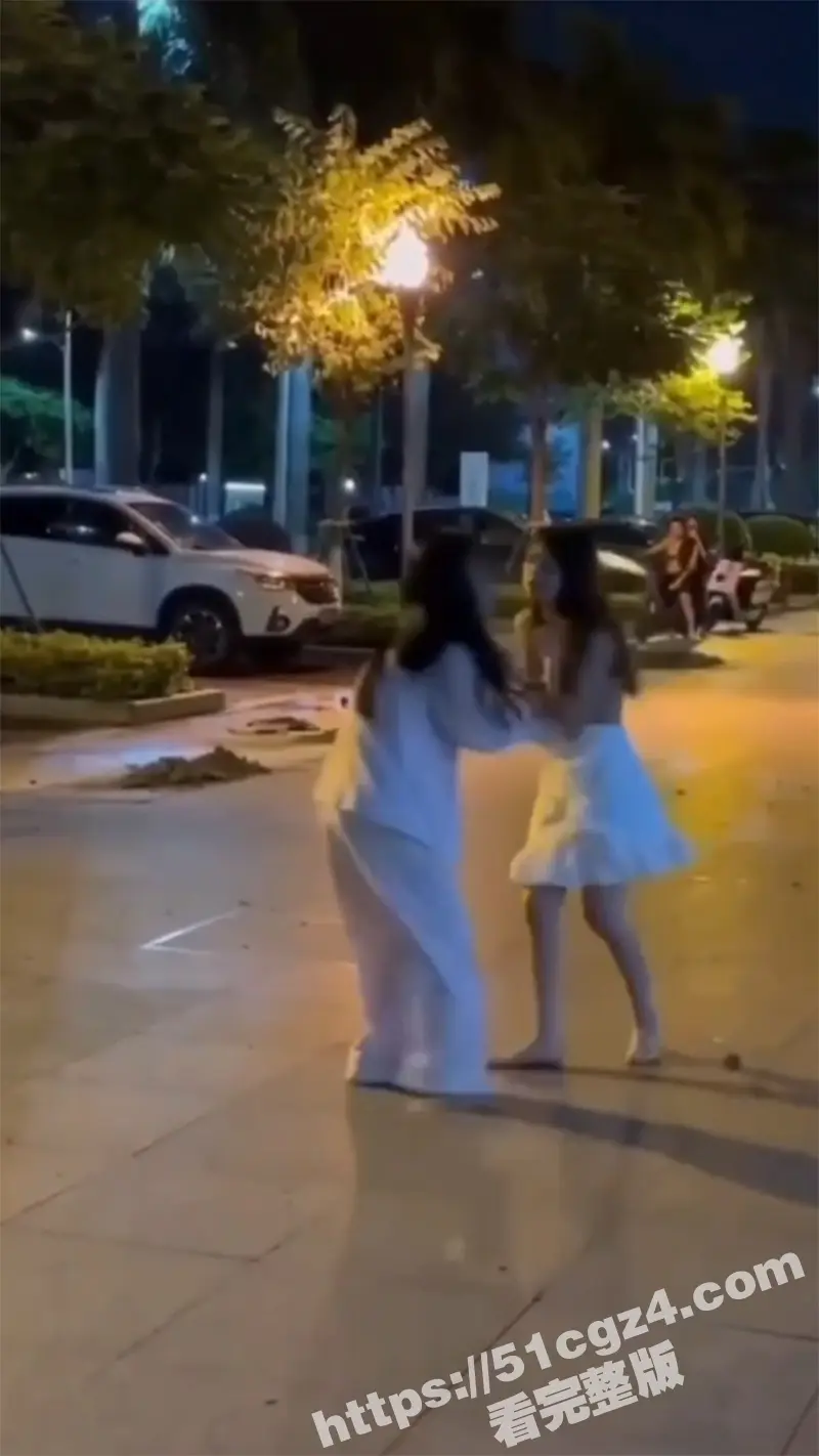 广西街头捉奸现场 性感小三被原配抓住 衣服都快被扯掉了 原配崩溃大喊：去我床上搞啊 图4
