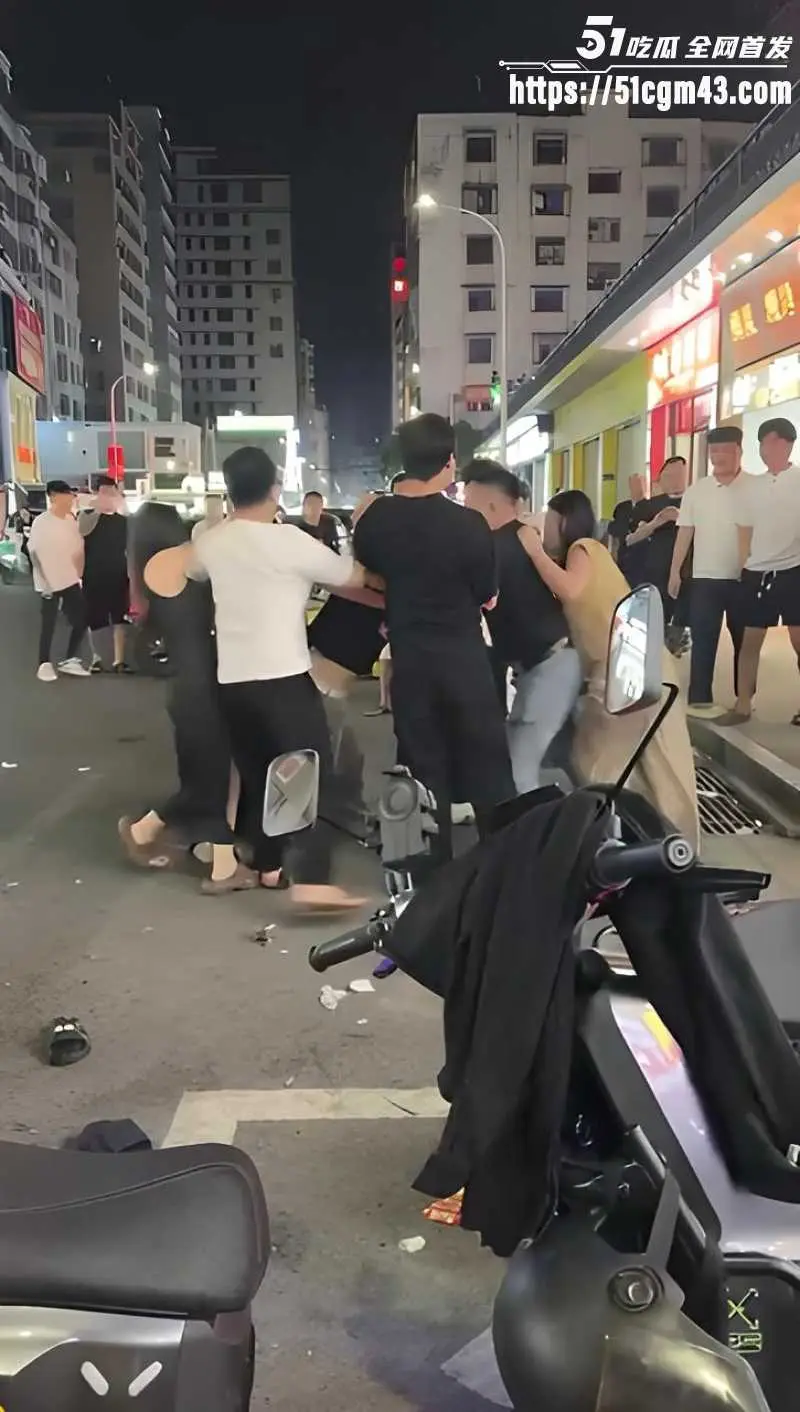 反差女神精神小伙打架现场 美女真上狂野扭打直接失控 身材火辣太带感! 图1