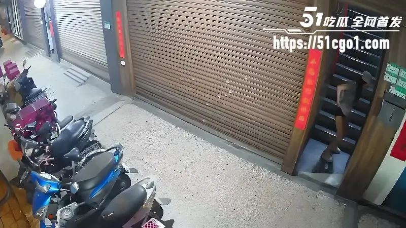 小仙女楼梯口拉屎现场 监控拍下全过程 外表清纯行为却如此下流 图1