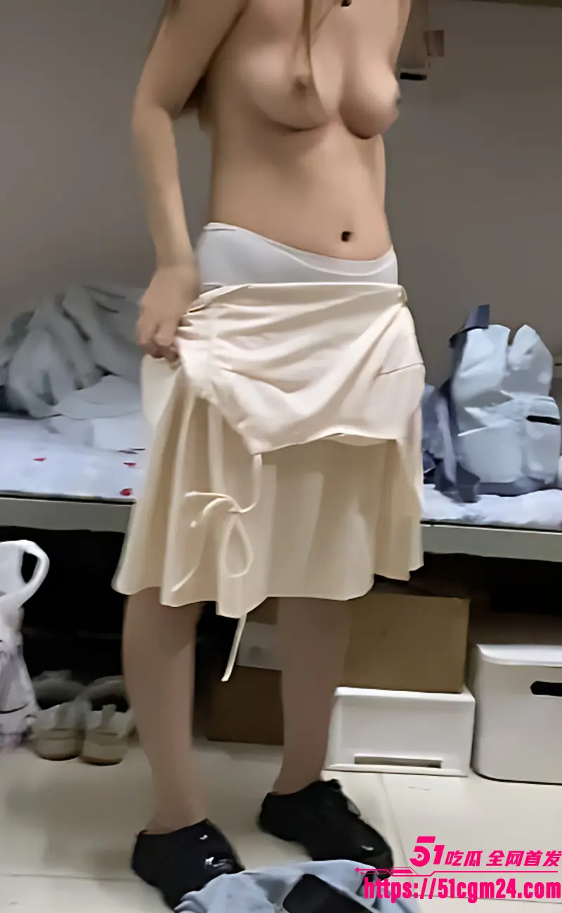 宿舍偷拍极品女大 腰细腿长前凸后翘 白嫩骚逼紧致极品 每个角度都想干烂的骚货 图4