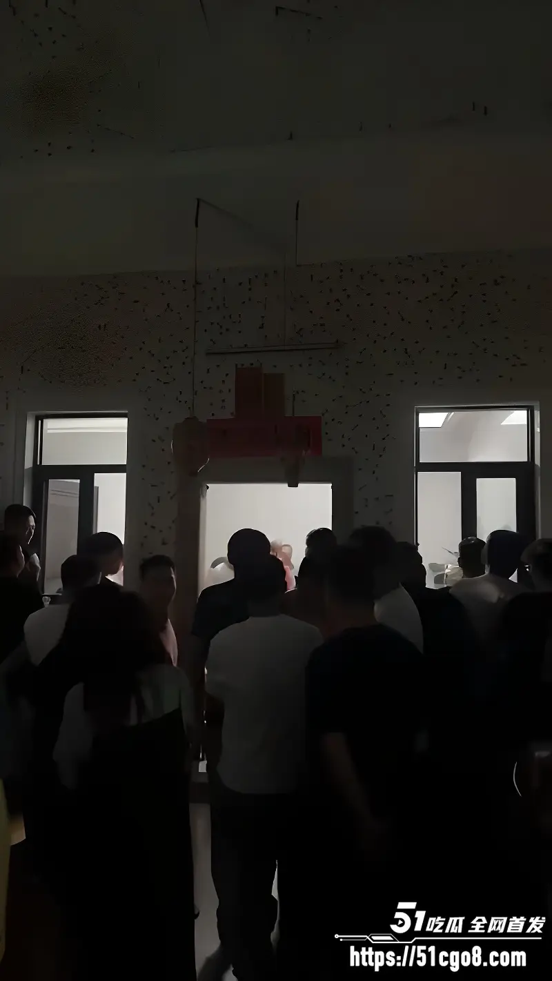 潮汕抓奸现场 车震被抓现行 老公带家族上女方家要说法 吃瓜群众原地开圈围观！ 图6