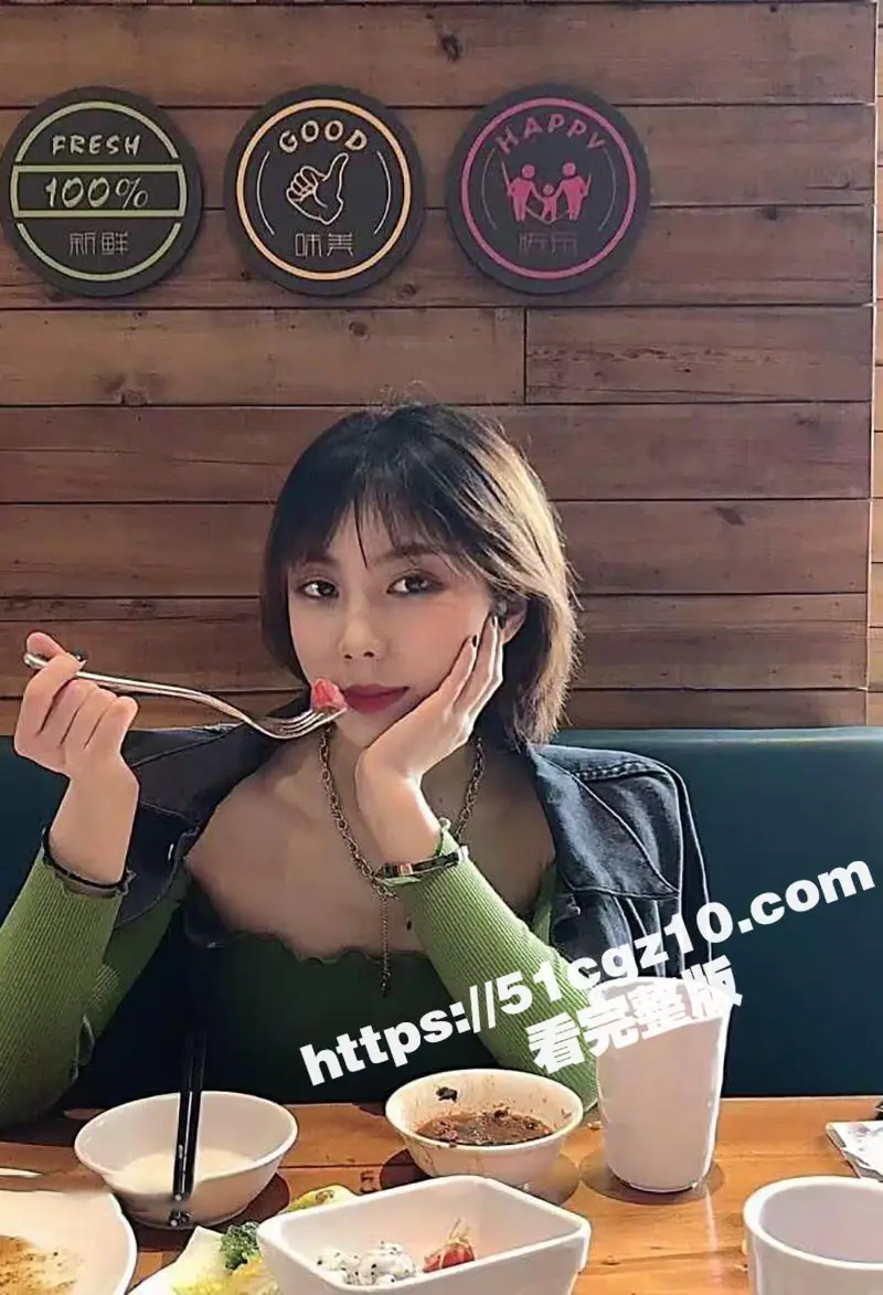 深圳白富美 赵书涵 与健身教练偷情自拍流出 高冷酷妹地为大屌教练口交 再被后入猛操 图1