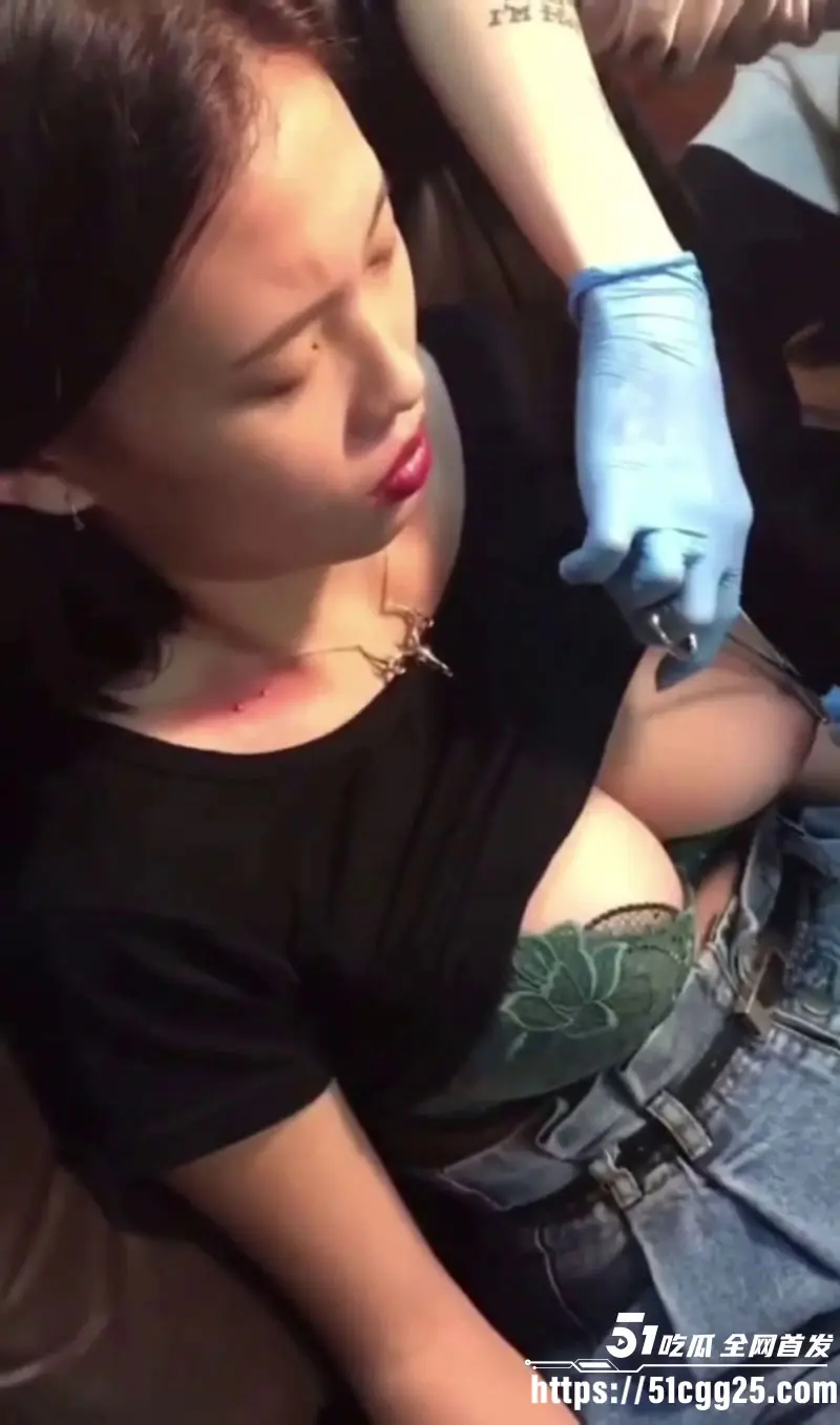 极品巨乳美女 乳钉穿刺全程曝光 性感大奶被紧夹粗暴穿透 痛到倒吸冷气 平凡到淫靡完美蜕变! 图8