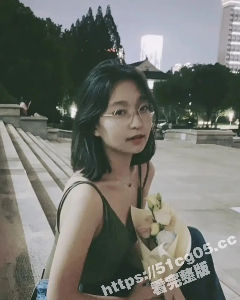 上饶师范学院反差学姐 苏若琳 和卷毛眼镜男友激情打炮 被按在墙上后入狂操得哇哇大叫 叫得可带劲了 图2