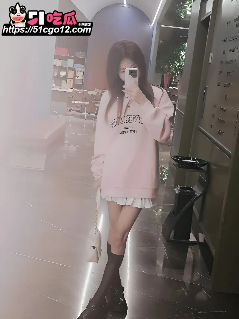 黄毛精神小妹 虚荣心作祟 为了苹果手机 主动献身给大哥 全程淫语不断! 图2