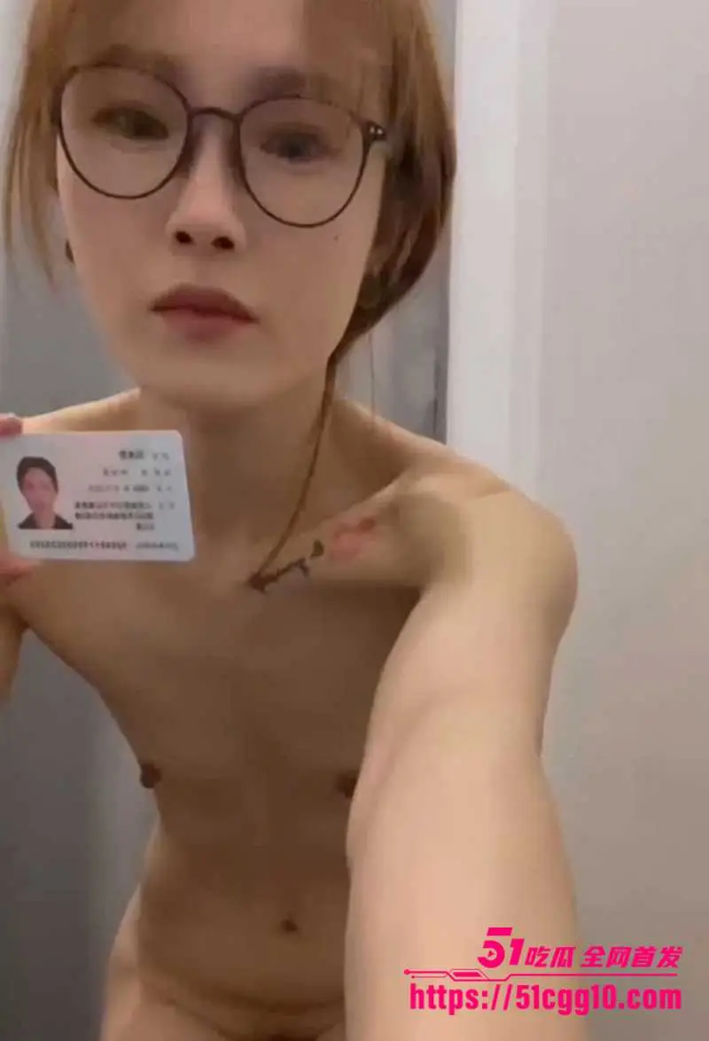 江苏反差眼镜妹 刘凌鑫 裸贷视频流出 清纯学霸为虚荣全裸借贷 自述隐私揉奶掰穴 逾期逃债沦为全网玩物! 图2