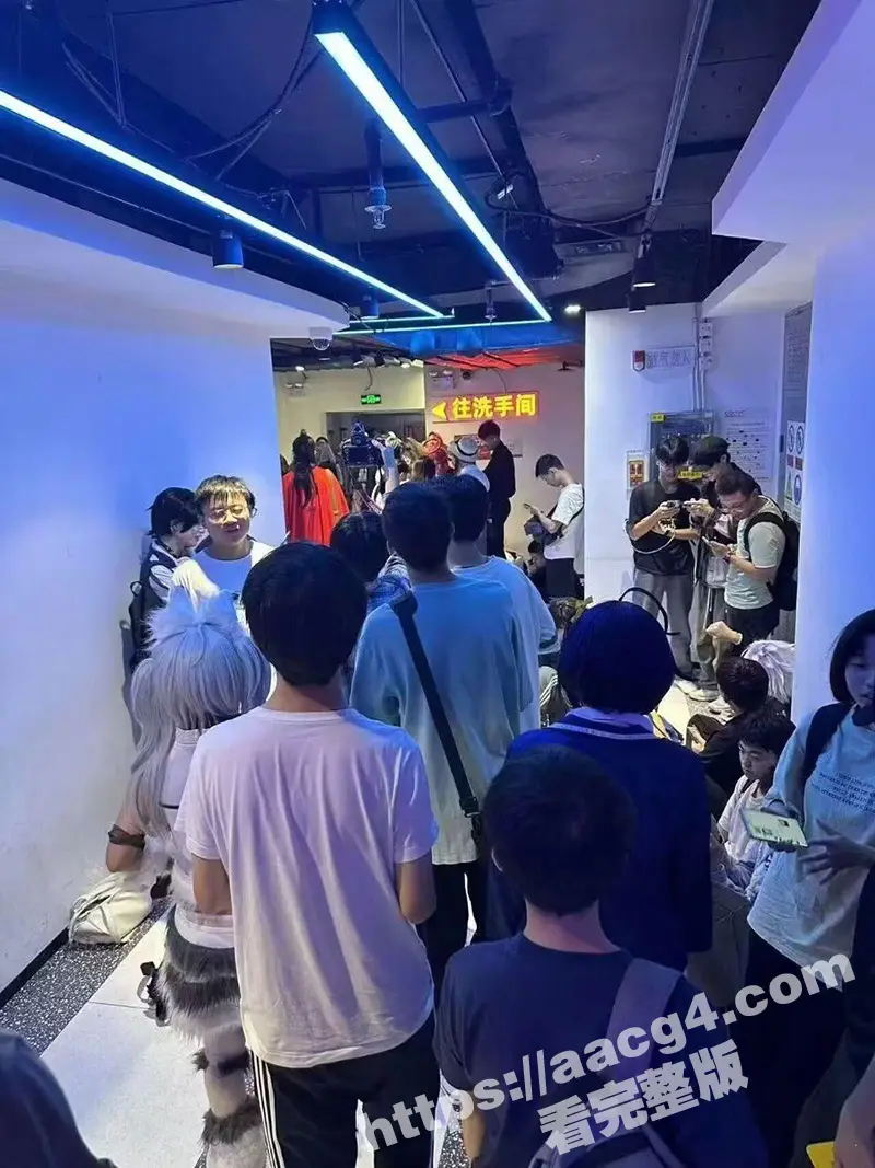 广州动漫星城 鹅宝不是鹅化身“女菩萨”在男厕免费提供鹅穴 炸裂的是还TM人满为患排着队去搞! 图3