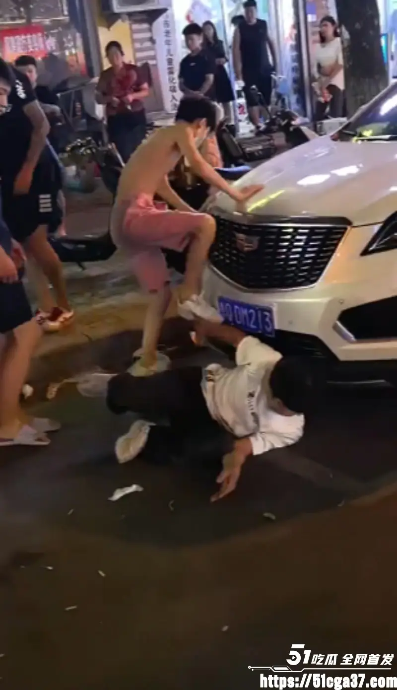 精神小伙当街复仇 多人齐上围殴白衣男子 招招致命直击要害 甚至上演雷欧飞踢! 图1