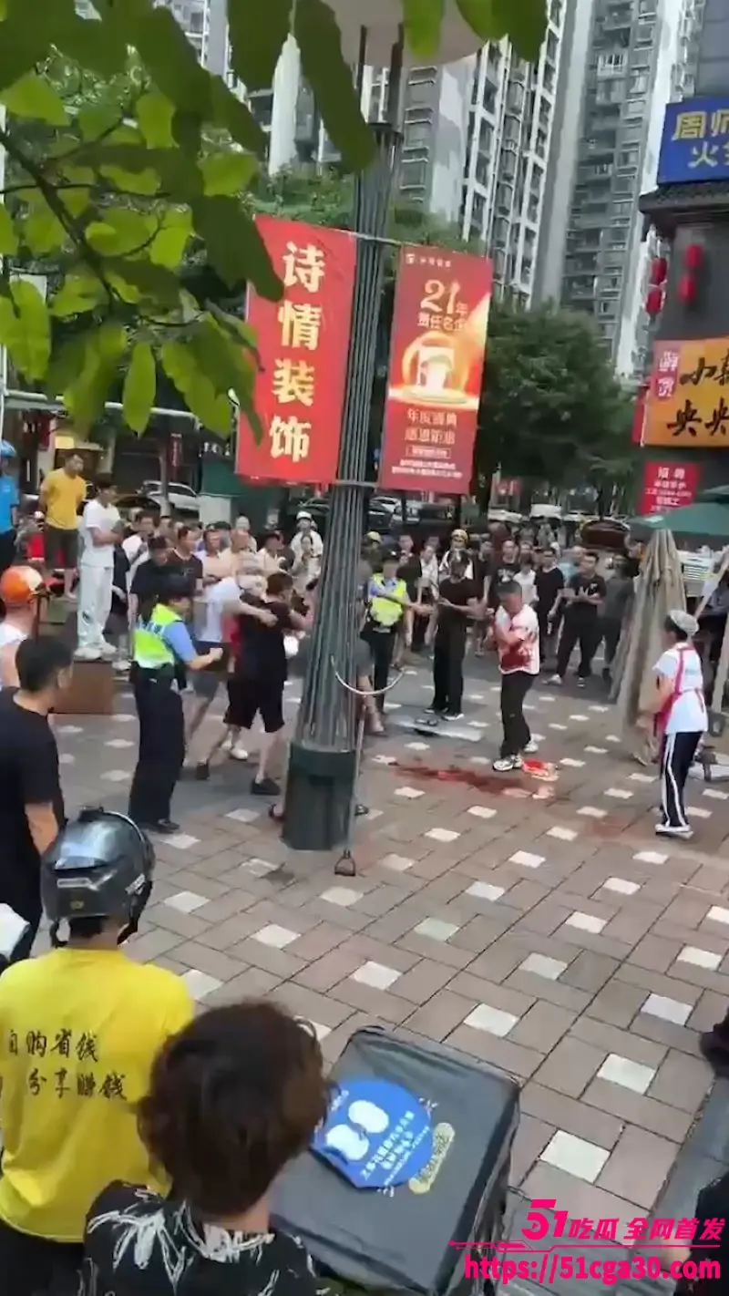 重庆南坪面馆老板 抢客引发血腥斗殴持刀互砍 场面混乱血迹四溅 现场完整版视频流出! 图2
