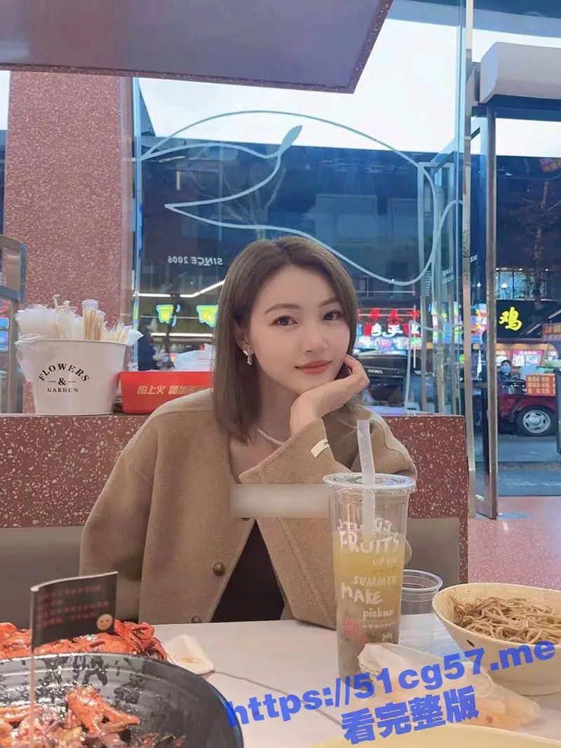 成都油画老师雪媚娘被约拍私房照 摄影师挑逗揩油征服 激情吃鸡后按窗边后入爆操！ 图1
