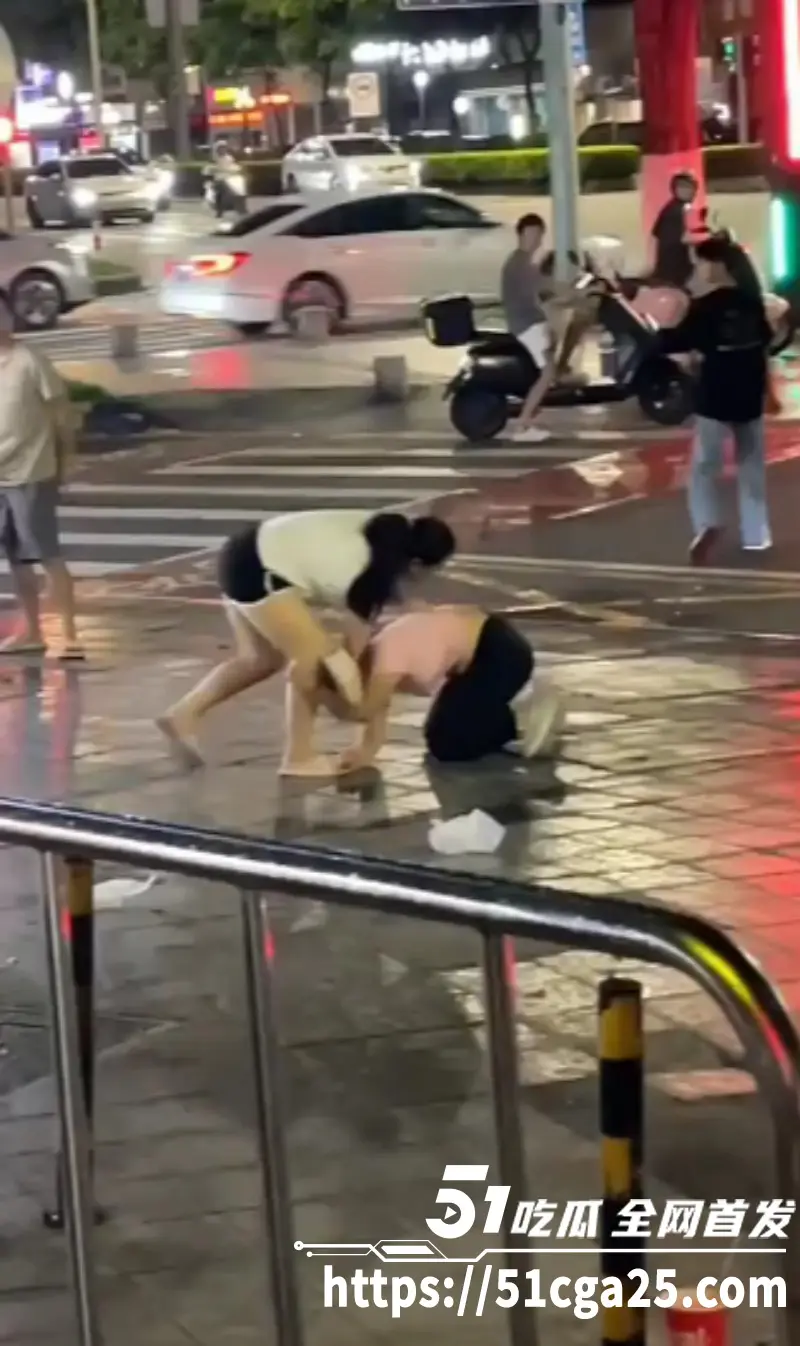 小吃商贩因抢生意起争执 街头上演2V2男女混战 锁喉抱摔飞踢 动作娴熟堪比职业选手！ 图3