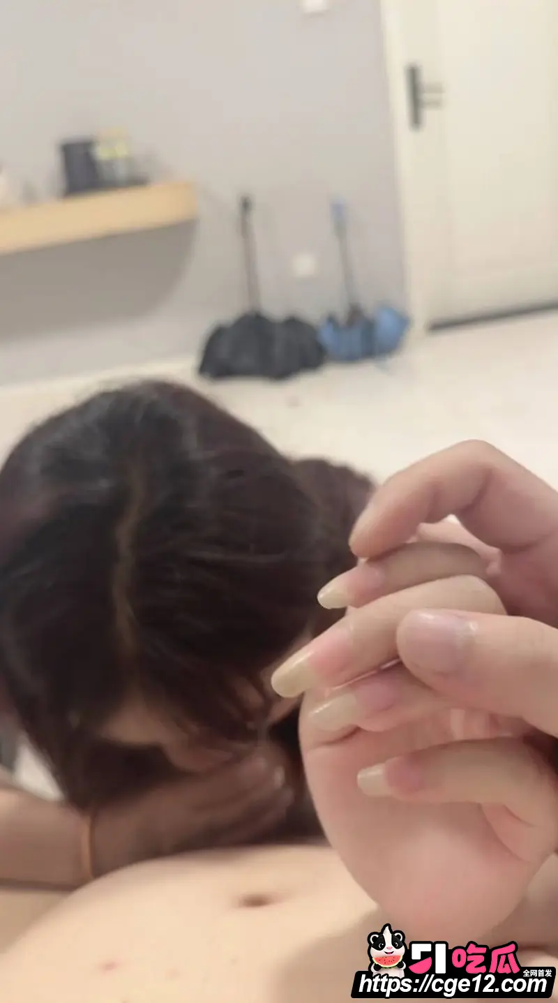 51原创乱伦姐弟情 出差约操青涩小妹后续 嫩穴红润饱满多汁 一碰就出水! 图1