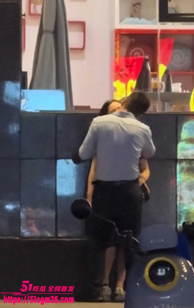 山东某饭店门口 俩中年老同学情不自禁当街热吻 同学聚会果然是出轨高发地！ 图6