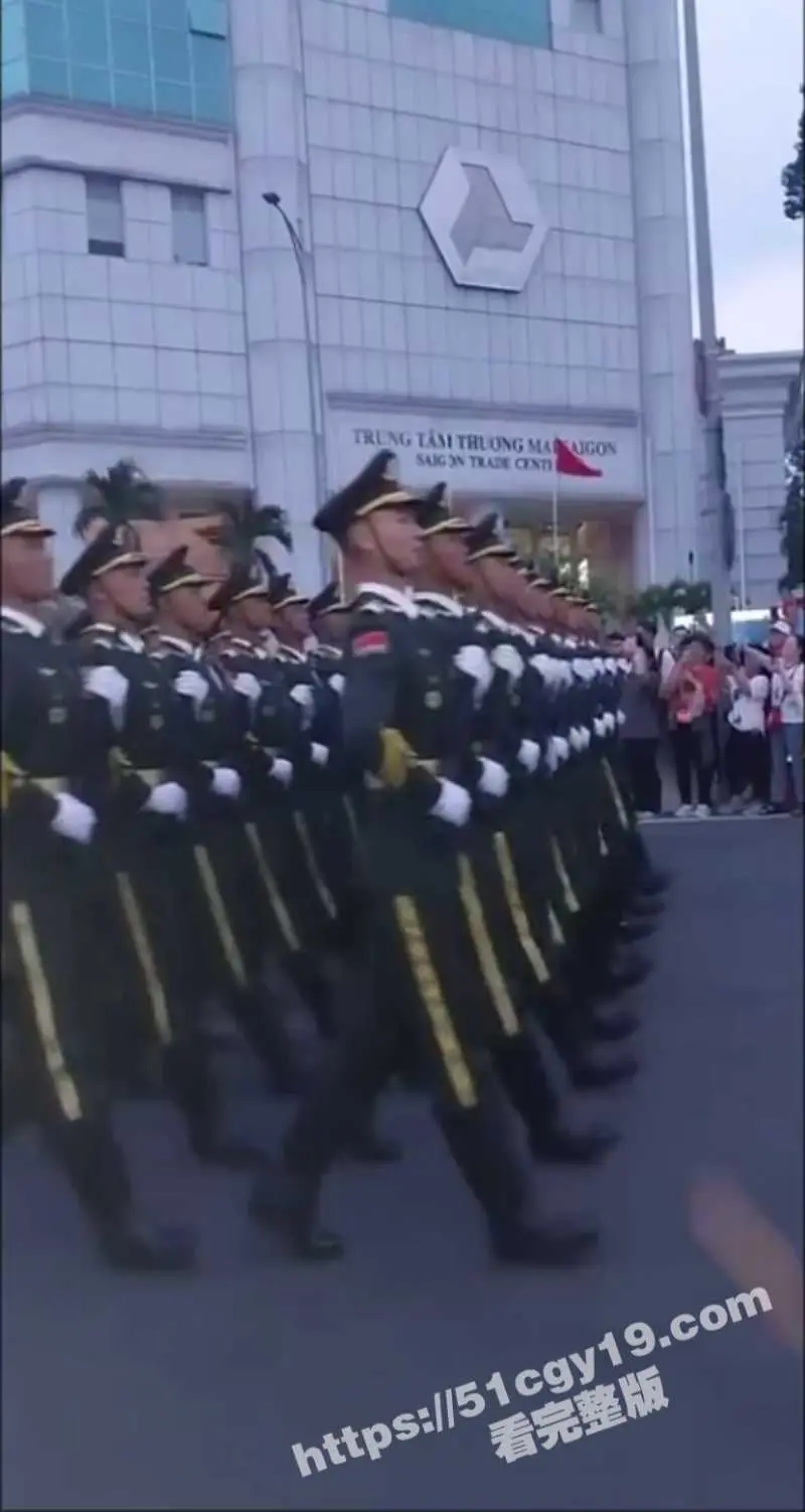 中国仪仗队越南阅兵彩排 英姿飒爽引得众多越南妹妹 疯狂示爱组团求老公! 图4