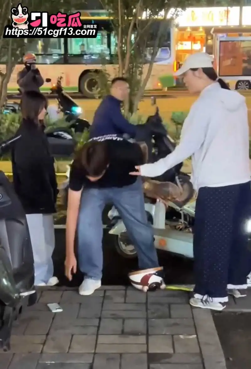 包头三角恋大瓜 富婆深夜抓奸小白脸出轨 拿老娘钱去操别人穴 是嫌老娘不够紧吗 图4