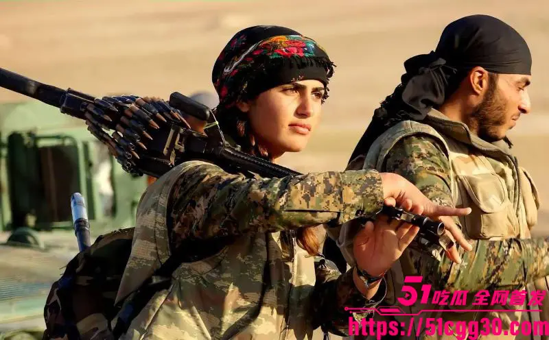 库尔德女兵让ISIS士兵闻风丧胆 踩在她们尸体上践踏羞辱视频流出 甚至对着尸体开枪 画面极度残忍! 图5