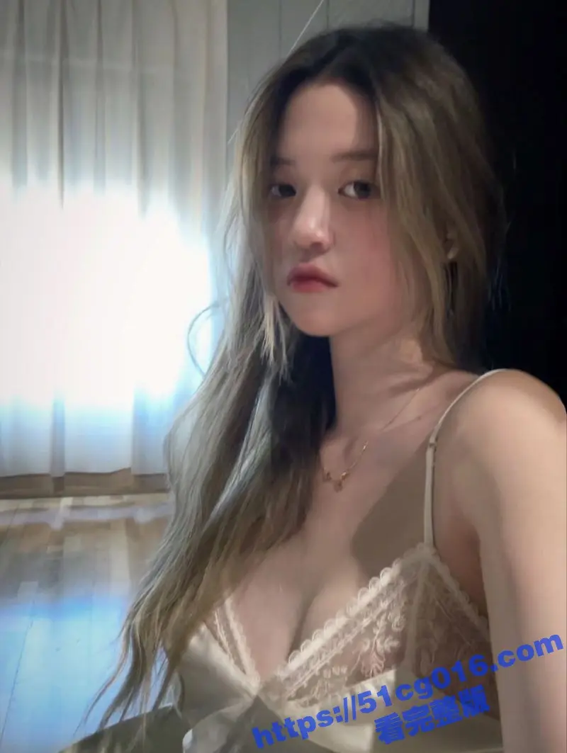 摄影大神约拍江西科技学院郭亦瑶 搔首弄姿的样子忍不住兽性大发 带到废弃教学楼后入! 图2