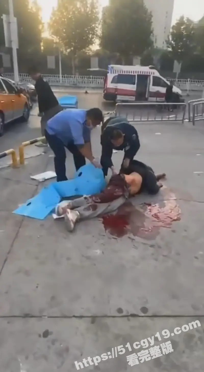 山东泰安 精神小伙 砍人事件视频完整版曝光 四人手持砍刀疯狂乱杀 刀刀致命 血腥画面令人胆寒！ 图7