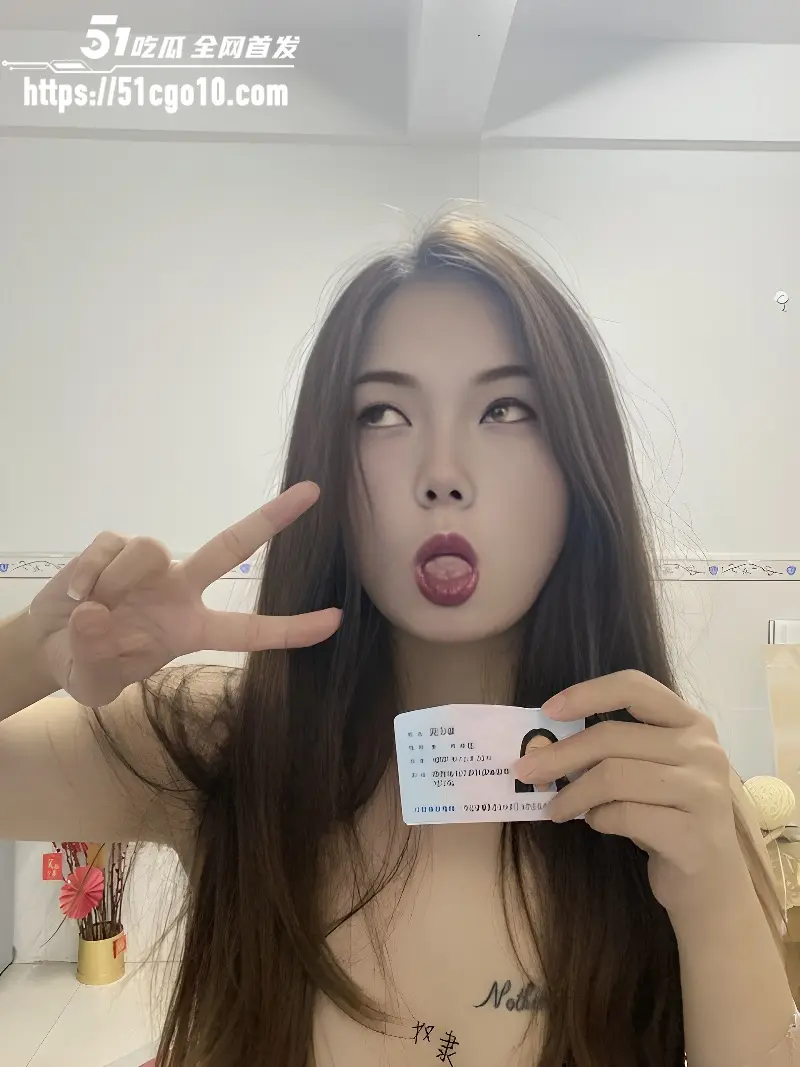 广东少妇 吴方情 骚浪视频 手持身份证化身阿黑颜母猪 浴室内酒瓶插穴 骚到骨子里！ 图1