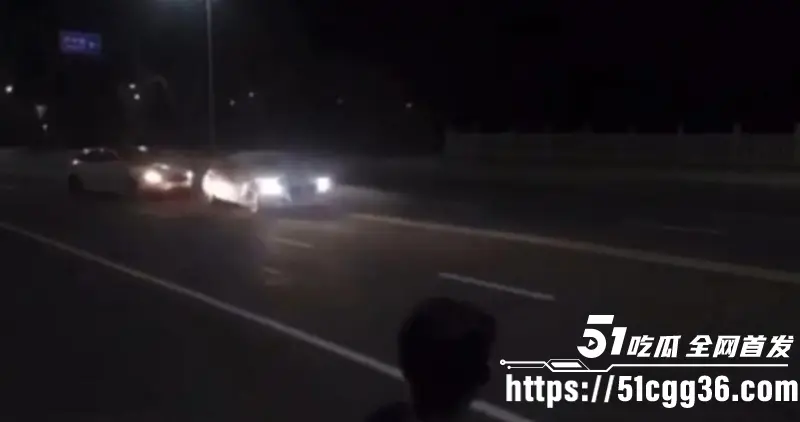 河南街头惊现枪击案件 两男子驾车追逐引发矛盾打架 保时捷车主直接提枪射杀！ 图1