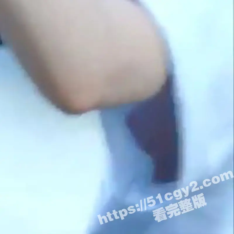 韩国歌手IU 李知恩 袖口疑似走光露奶 狗仔拍摄技术是真的强 挺拔的奶子一览无余! 图6