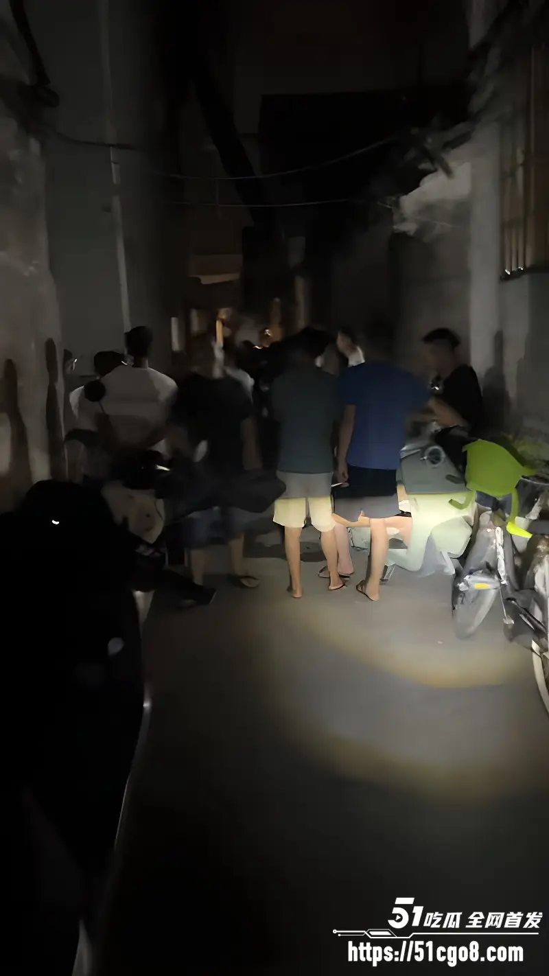 潮汕抓奸现场 车震被抓现行 老公带家族上女方家要说法 吃瓜群众原地开圈围观！ 图5