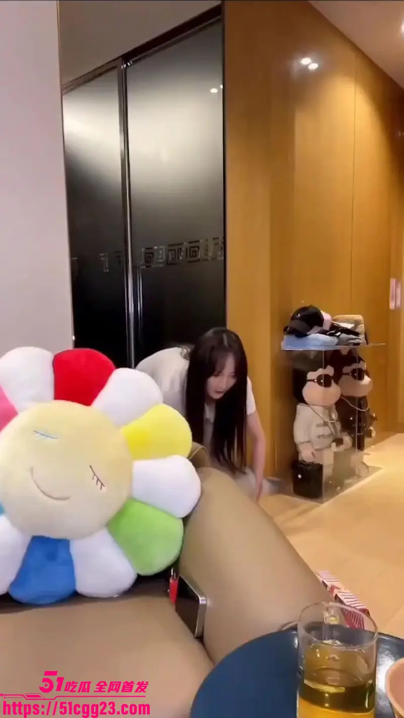 娱乐圈唱跳女神 孟佳 真空直播擦边!赵露思走光爆火后跟风在家开播 奶头若隐若现撩人欲火 明星擦边赛道新女王! 图5