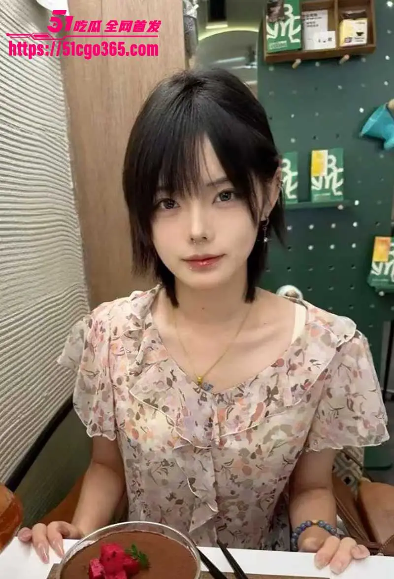 武汉龙华学院校花 陈雯晶 俏丽女神性瘾难耐 晒淫照撩汉约炮 穿JK情趣被炮友猛操 多毛骚穴搭开档黑丝 堪称绝配! 图4