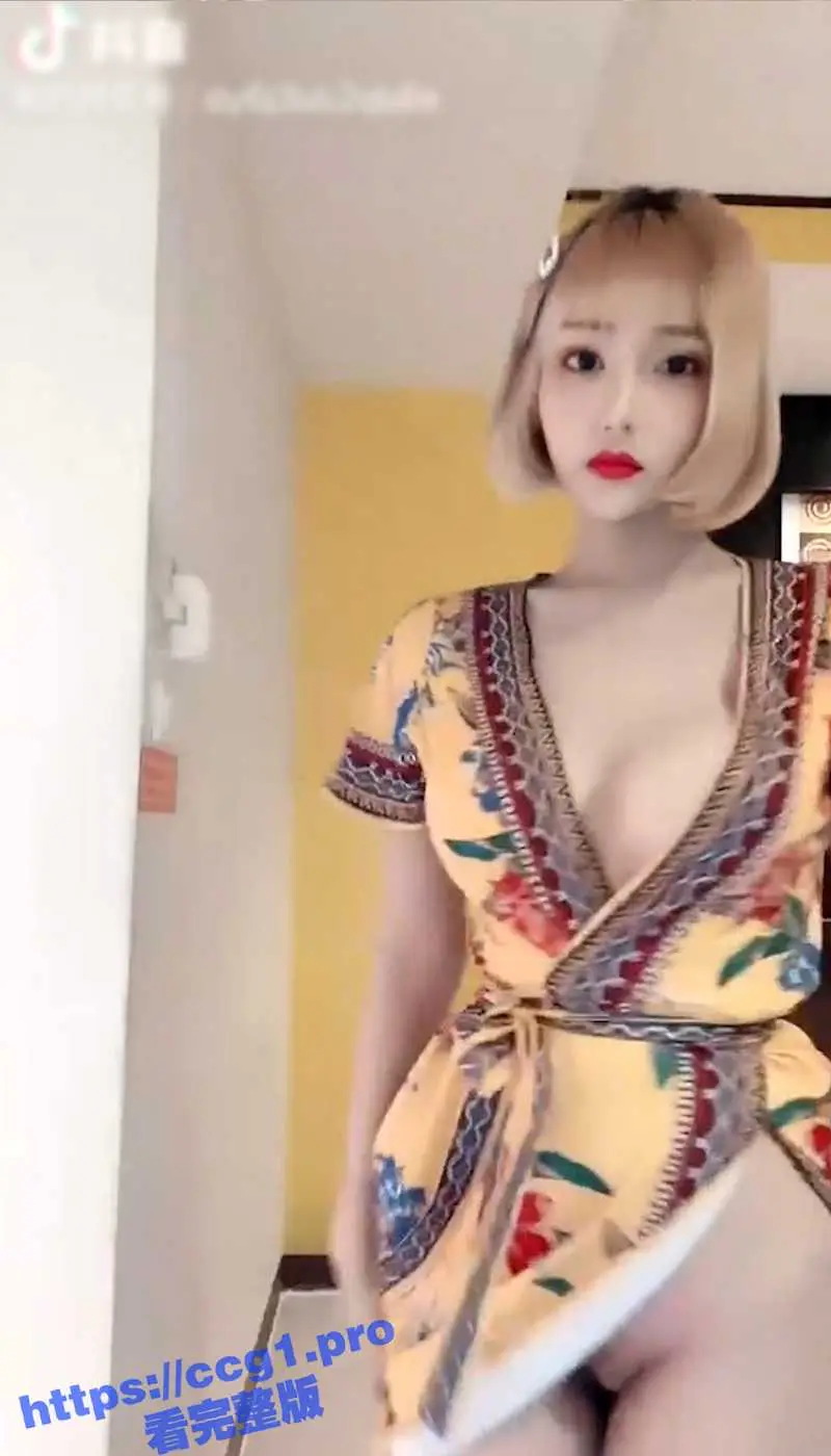 极品稀缺 惊艳走光 露乳 露毛 露逼 生活走光 抄胸合集! 图1