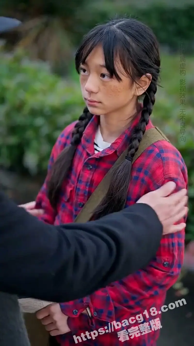 每日短剧《小小的她》本是生活不能自理的少女 却是隐藏的破密天才 在异样目光和嘲讽声中 助部队赢得决定性胜利 图1