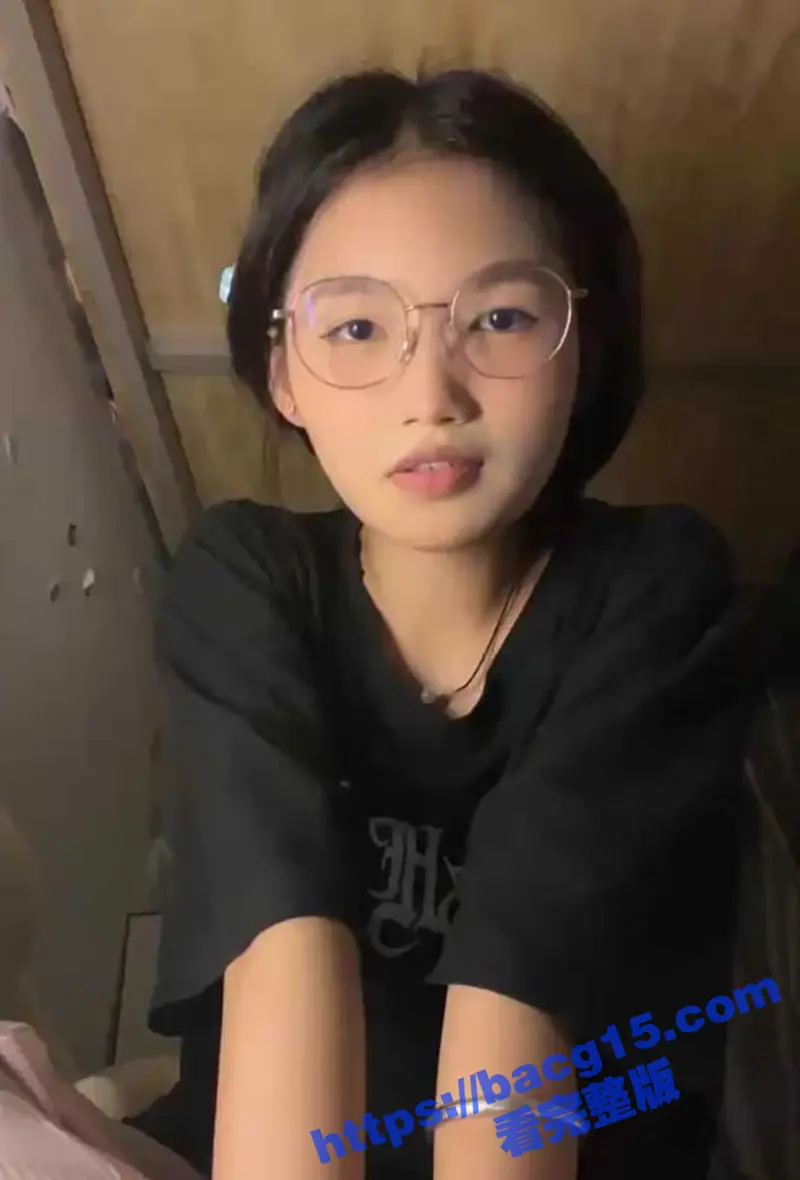 高颜值反差母狗 困困兔 最新大秀 清纯可爱眼镜妹深夜直播 懵懂眼神下却是淫荡自慰 图1