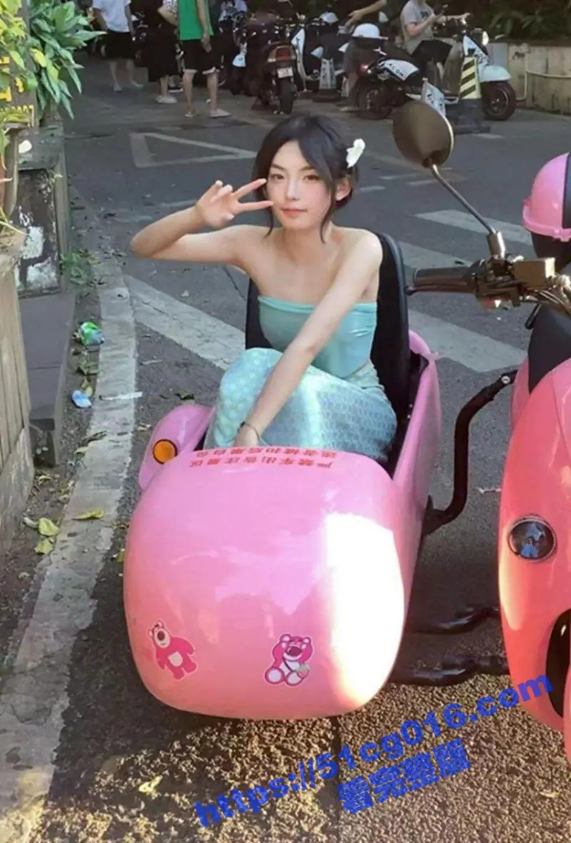 极品清纯小萝莉 肤白貌美气质佳 穿着黑丝水手服 被肥宅男闺蜜无套抽插 终于得到了女神的身子 图7