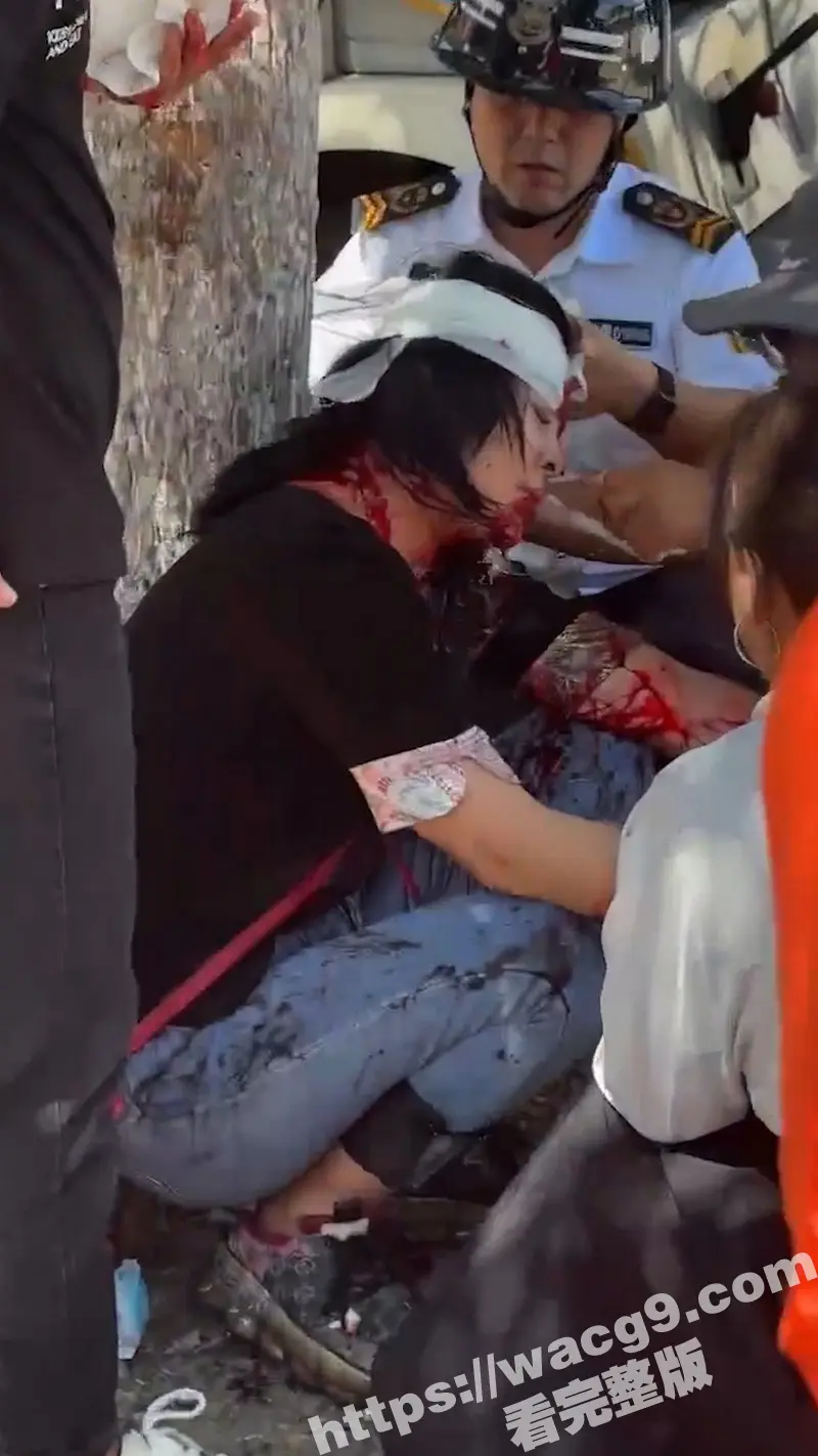 突发事件!厦门一对夫妻从思明区法院鼓浪屿分院办理离婚后 丈夫突然从包里拿出折叠刀捅向妻子头部 图4