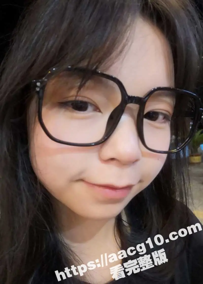 戴着眼镜的萝莉学生妹 舌钉乳钉装饰身体 心型阴蒂淫荡母狗 酒店与野男人疯狂做爱 图5