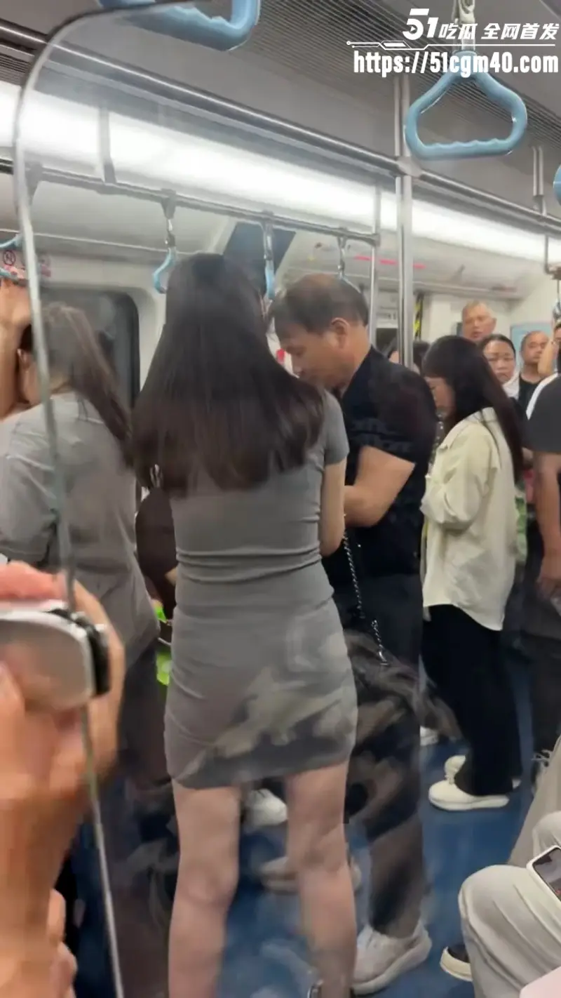 地铁偷拍翻车 老男人偷拍短裙小仙女被当场抓包 这下吃不了兜着走了！ 图1