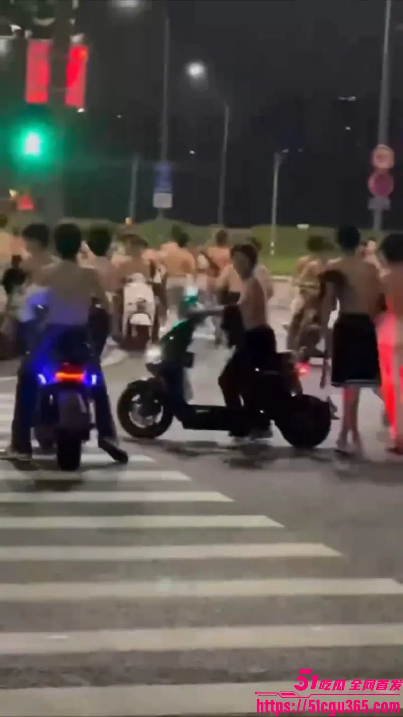 广东街头古惑仔重现！赤裸染发小哥棍棒齐飞 拳拳到肉血溅四方 飞车撞人惨叫震天 宛如20年前港片狂飙！ 图1