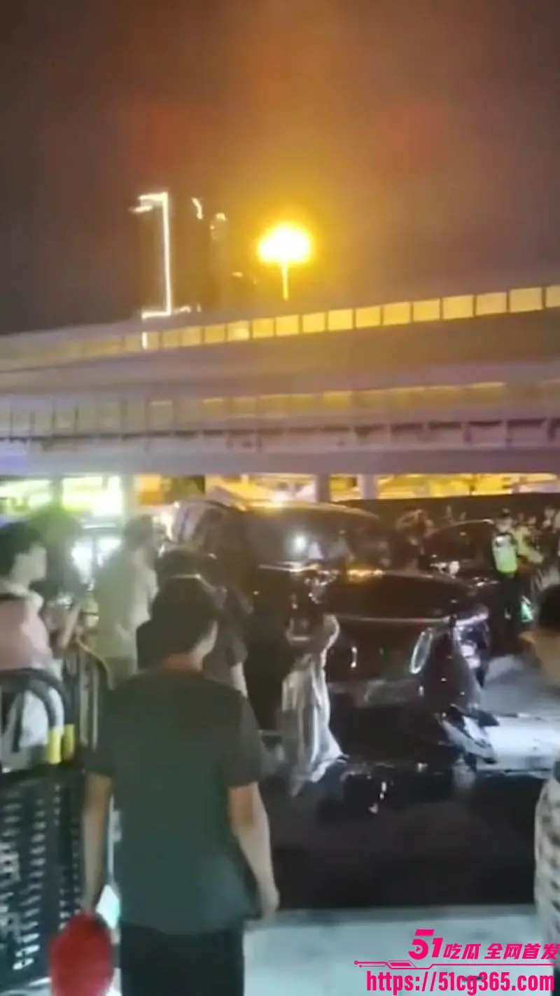 广州海珠区车祸惊魂!新南路庄头公园北门6人受伤 40岁司机被控 现场惨烈无比! 图2