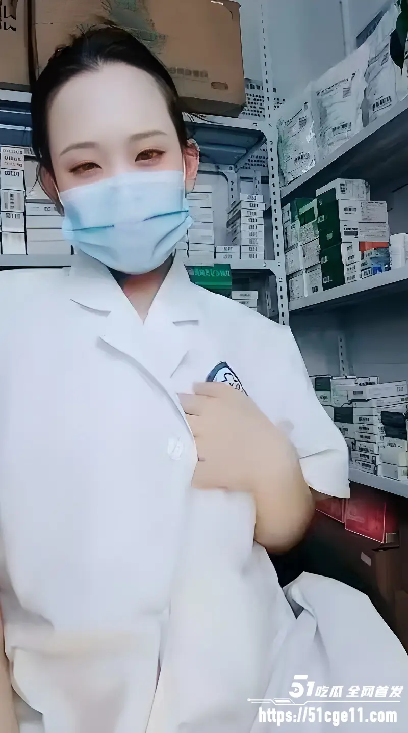 风骚护士 湾湾 上班直播自慰 巨乳肥臀丰满诱人 掰穴自慰 骚得完全没遮掩! 图2