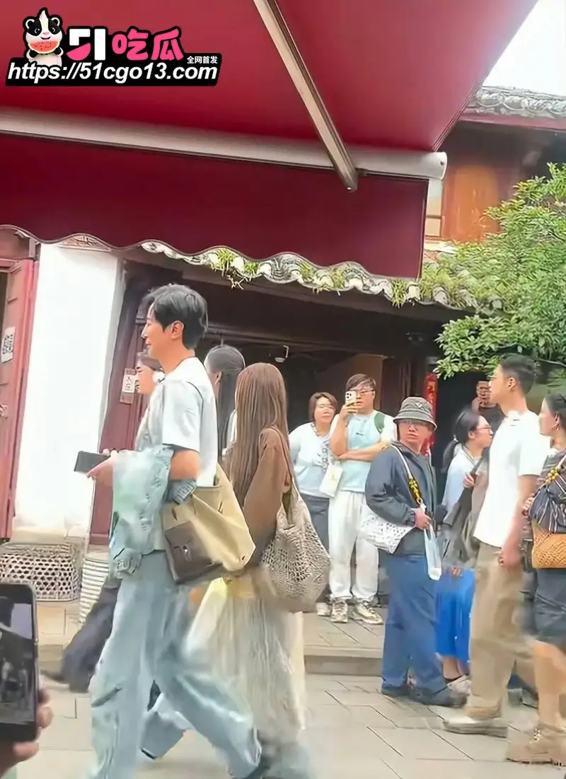 新还珠格格演员 高梓淇 离婚后不仅疏离儿子 还带小十岁女友上恋综 亲密视频引热议! 图14