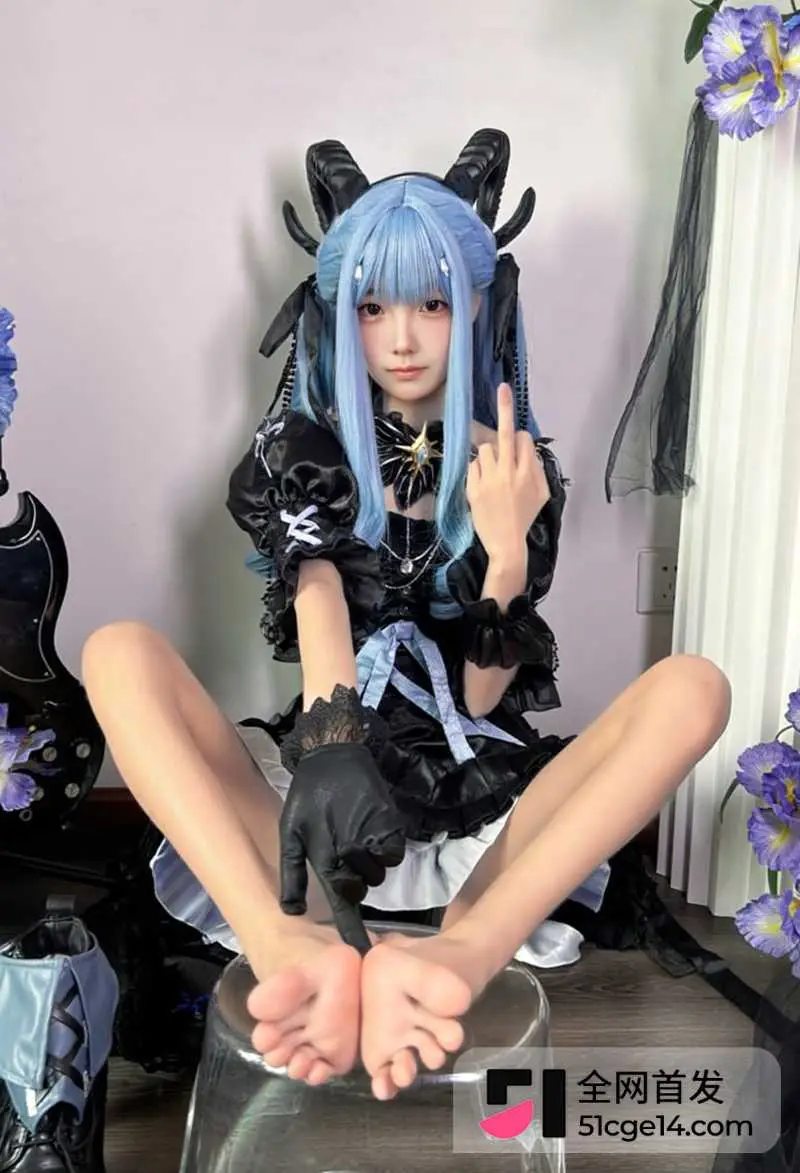 推特萝莉 琴里gogo梨 足交新作 cos丰川祥子 粉嫩玉脚踏揉水瓶 极致诱惑堪称恋足福音 图4