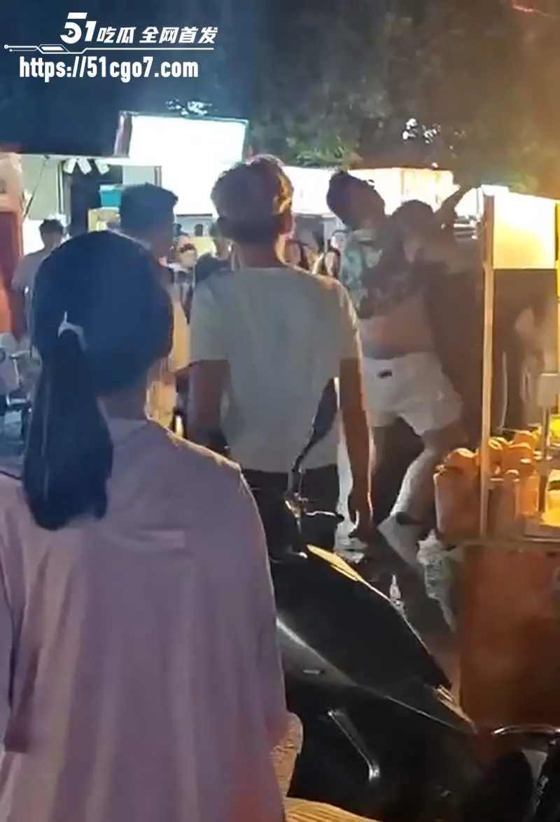 枣庄夜市爆出命案 情侣购买幼犬遇壮汉截胡 男友争论竟被当街打死 口鼻窜血惨不忍睹 图2