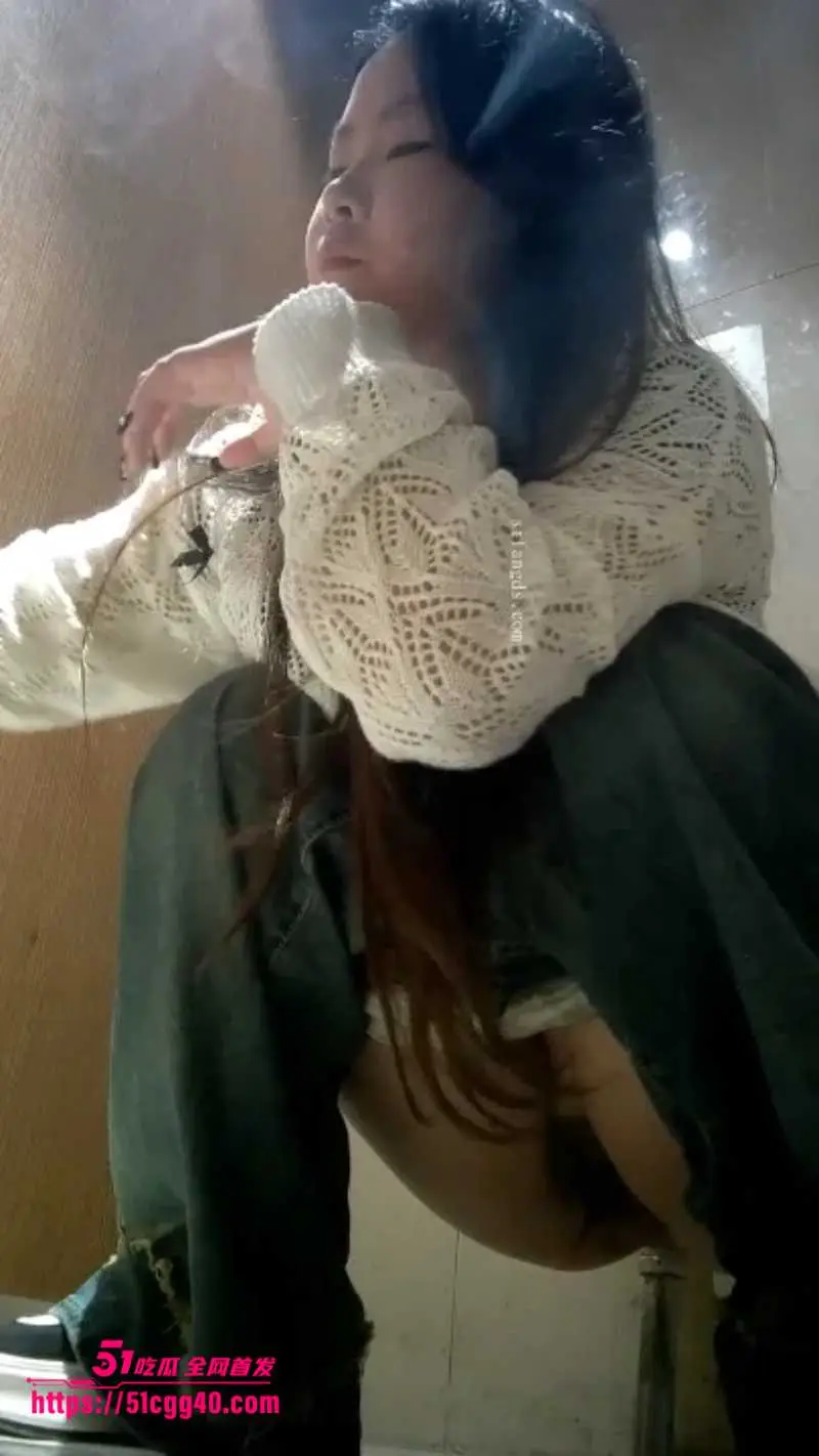 酒吧女厕偷拍 多位高颜值美女放尿实拍 美腿嫩臀阴毛浓密 近距离展示释放圣水精彩瞬间! 图4