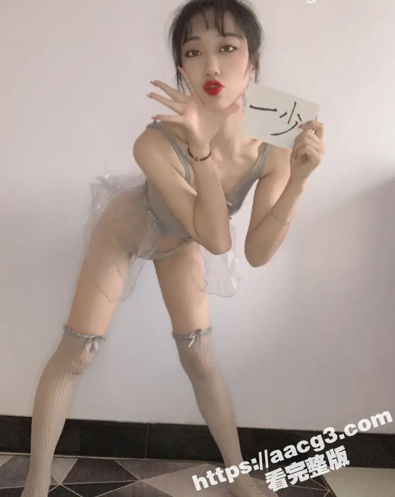 一少举牌系列 又一位极品舞蹈生 挡不住金钱的诱惑下海 一字马举牌 撒尿浇头各种骚操作 图4