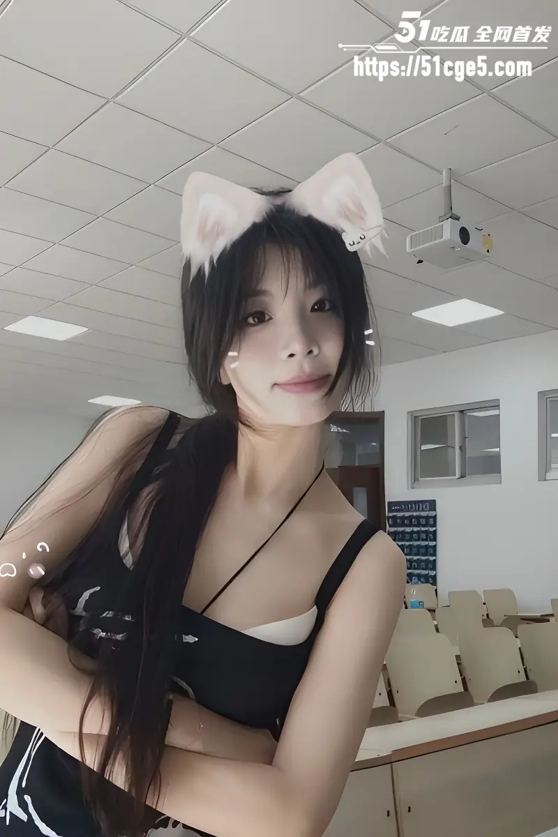 沈阳农大女研究生性爱自拍流出 身着黑丝情趣跪地口交 骑乘后入浪到失神 图2