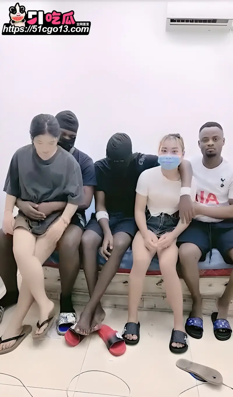 姐妹花直播挑战黑鬼巨根 大黑屌硬插骚穴 被干到腿软浪叫不停! 图1