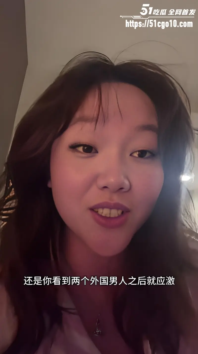 中国妹子巴厘岛被两帅哥左右夹击狂吻还晒视频炫耀 看完直接破防 单身狗已哭晕在厕所 图2