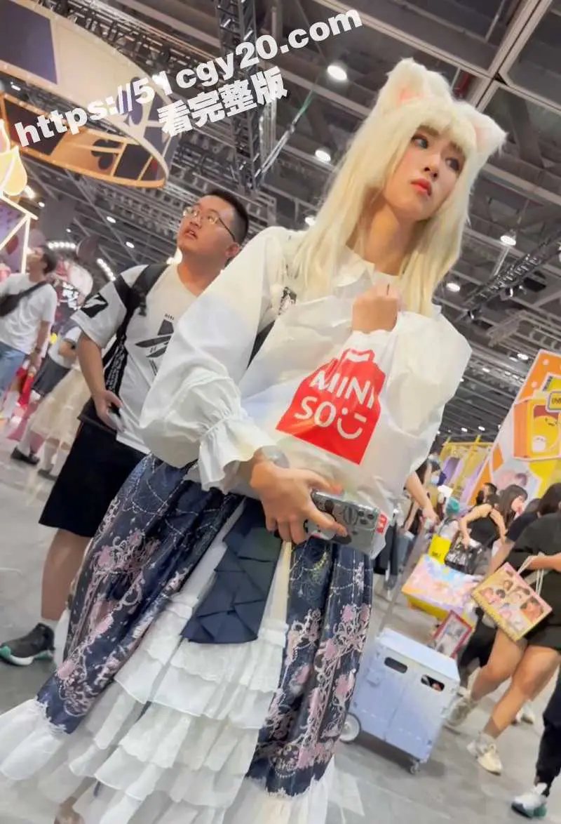 KFC漫展抄底偷拍大曝光 Coser嫩妹裙底风光超诱惑 各种肥穴美鲍 脸穴同赏刺激到炸！ 图2