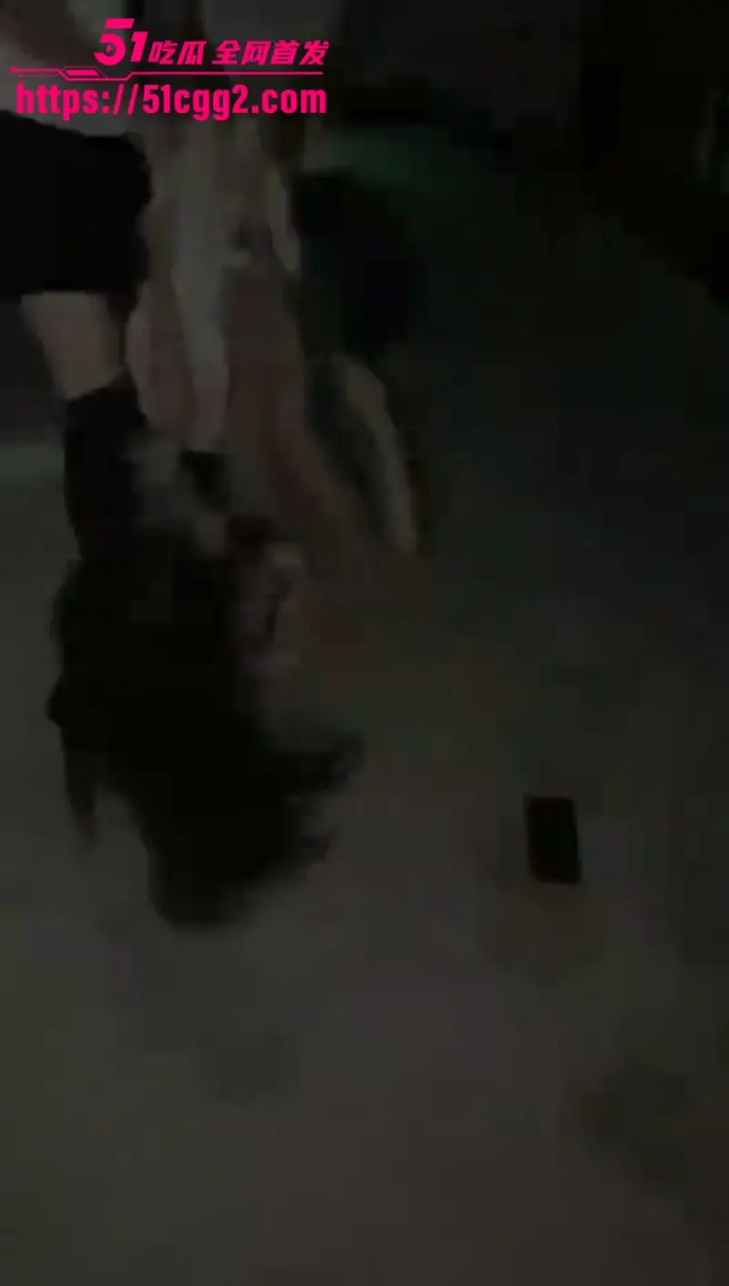 广东高颜值路人妹 遭精神小妹团暴揍扒光 当街全裸跪地哭喊 姐妹狂拍补光 场面惨绝人寰! 图7